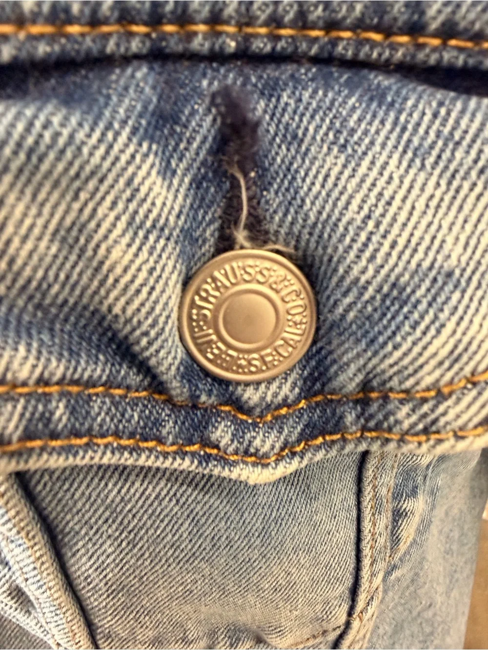Levi’s Original Trucker Denim Jacket Light Wash Button Front Men’s Large - Picture 3 of 7